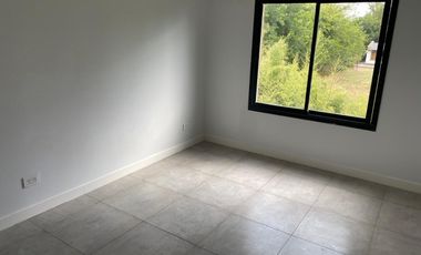 Casa en venta tipo duplex 3 ambientes Pilar - Financiado