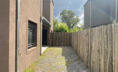 Casa en venta tipo duplex 3 ambientes Pilar - Financiado