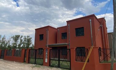 Casa en venta tipo duplex 3 ambientes Pilar - Financiado
