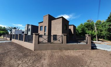 Casa en venta tipo duplex 3 ambientes Pilar - Financiado