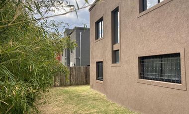 Casa en venta tipo duplex 3 ambientes Pilar - Financiado
