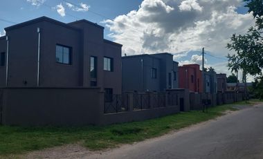 Casa en venta tipo duplex 3 ambientes Pilar - Financiado