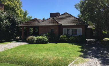 Casa en  Los Cardales Country Club con vista a golf