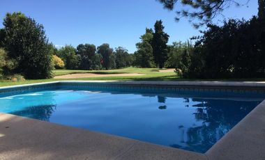 Casa en  Los Cardales Country Club con vista a golf