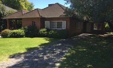 Casa en  Los Cardales Country Club con vista a golf