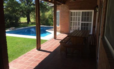 Casa en  Los Cardales Country Club con vista a golf