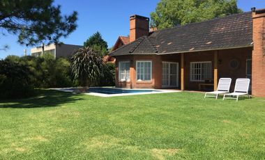 Casa en  Los Cardales Country Club con vista a golf