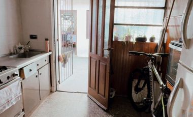 Casa en venta de 3 ambientes a metros de la Gruta de Lourdes.