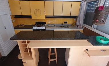 Propiedad Cuatro ambientes cercano a Bernal centro