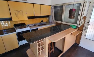 Propiedad Cuatro ambientes cercano a Bernal centro