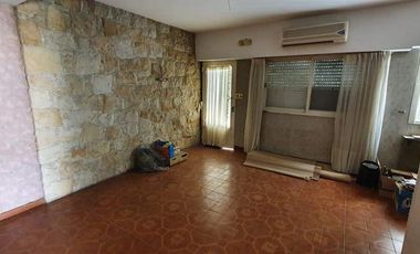 Propiedad Cuatro ambientes cercano a Bernal centro