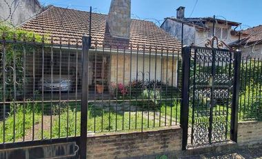 Propiedad Cuatro ambientes cercano a Bernal centro