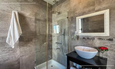 CASA EN VENTA 6 AMBIENTES - BARRIO NUEVO QUILMES CON SALIDA AL CANAL