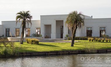CASA EN VENTA 6 AMBIENTES - BARRIO NUEVO QUILMES CON SALIDA AL CANAL
