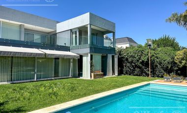 CASA EN VENTA 6 AMBIENTES - BARRIO NUEVO QUILMES CON SALIDA AL CANAL