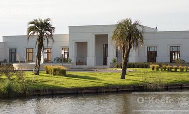 CASA EN VENTA 6 AMBIENTES - BARRIO NUEVO QUILMES CON SALIDA AL CANAL