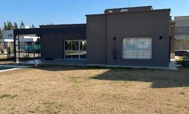 Casa en venta - 3 Dormitorios 3 Baños - Cochera - 680Mts2 - Canning