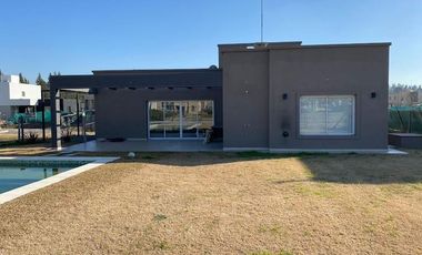 Casa en venta - 3 Dormitorios 3 Baños - Cochera - 680Mts2 - Canning