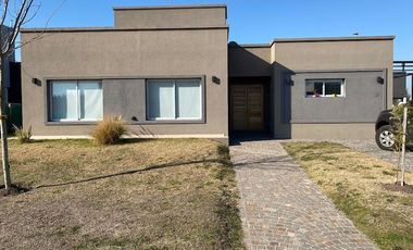 Casa en venta - 3 Dormitorios 3 Baños - Cochera - 680Mts2 - Canning