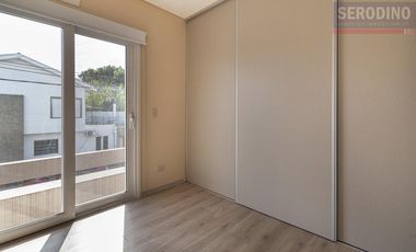 Sólida y cálida casa moderna