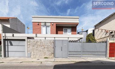 Sólida y cálida casa moderna