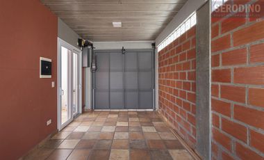 Sólida y cálida casa moderna