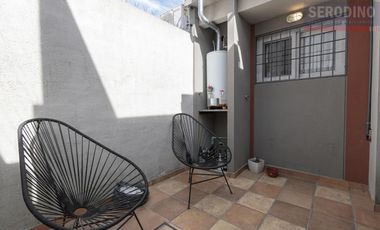Sólida y cálida casa moderna