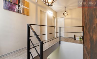 Sólida y cálida casa moderna