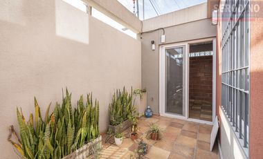 Sólida y cálida casa moderna
