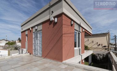 Sólida y cálida casa moderna