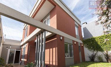 Sólida y cálida casa moderna