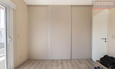 Sólida y cálida casa moderna