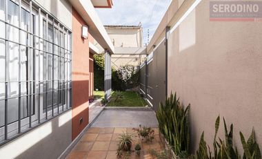 Sólida y cálida casa moderna