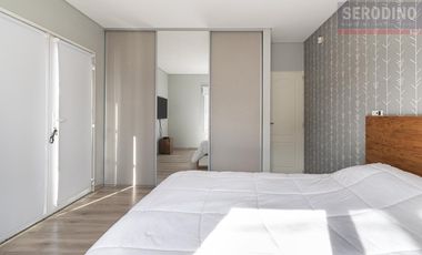 Sólida y cálida casa moderna