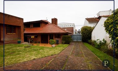 Chalet 6 ambientes con jardín barrio San Carlos