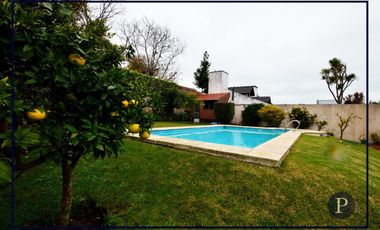 Chalet 6 ambientes con jardín barrio San Carlos