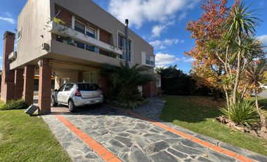 Casa racionalista en venta en Country del Banco Provincia, Francisco Alvarez