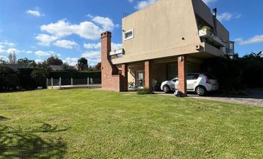 Casa racionalista en venta en Country del Banco Provincia, Francisco Alvarez