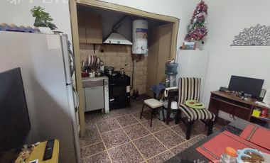 Venta casa de 8 ambientes con patio en Wilde