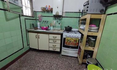 Venta casa de 8 ambientes con patio en Wilde