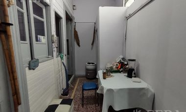Venta casa de 8 ambientes con patio en Wilde