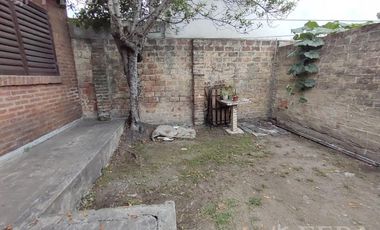Venta casa de 8 ambientes con patio en Wilde
