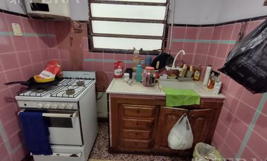 Venta casa de 8 ambientes con patio en Wilde