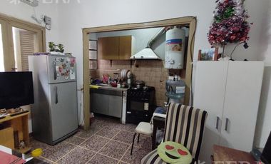 Venta casa de 8 ambientes con patio en Wilde