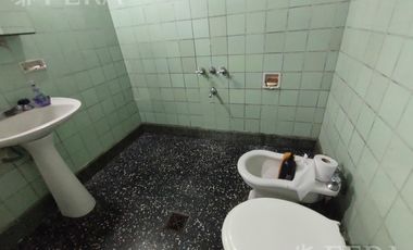 Venta casa de 8 ambientes con patio en Wilde