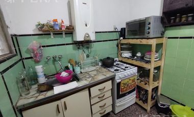 Venta casa de 8 ambientes con patio en Wilde