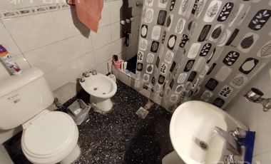 Venta casa de 8 ambientes con patio en Wilde
