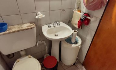Venta casa de 8 ambientes con patio en Wilde