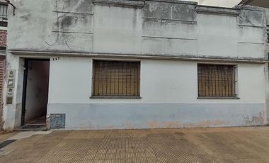 Venta casa de 8 ambientes con patio en Wilde