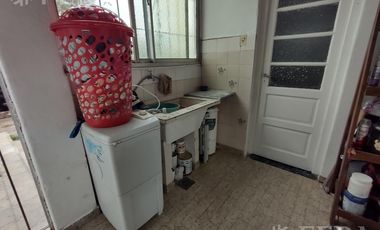 Venta casa de 8 ambientes con patio en Wilde